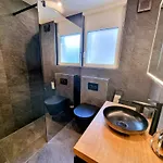 Cornelia 1 Ski-in-out Stunning Views & Sleeps 8 萨斯费