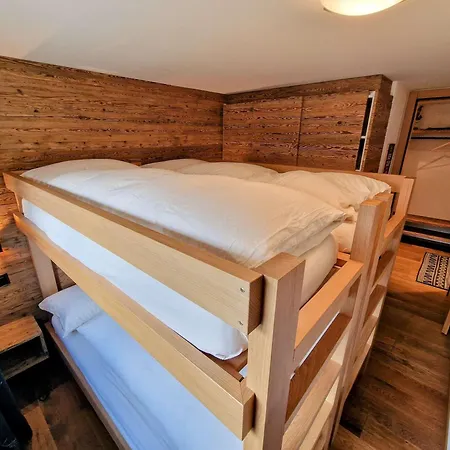 Cornelia 1 Ski-in-out Stunning Views & Sleeps 8 *