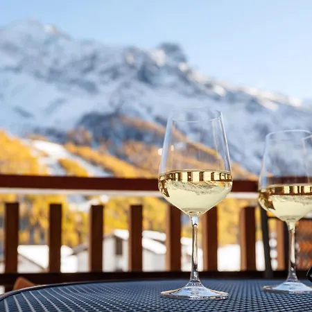 Cornelia 1 Ski-in-out Stunning Views & Sleeps 8 Saas-Fee