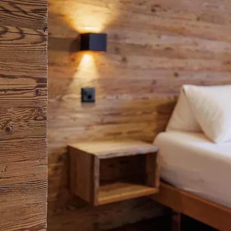 Cornelia 1 Ski-in-out Stunning Views & Sleeps 8 * Saas-Fee