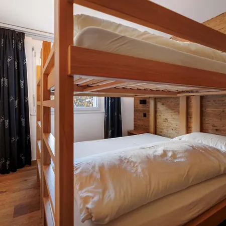 Cornelia 1 Ski-in-out Stunning Views & Sleeps 8 Feriehus