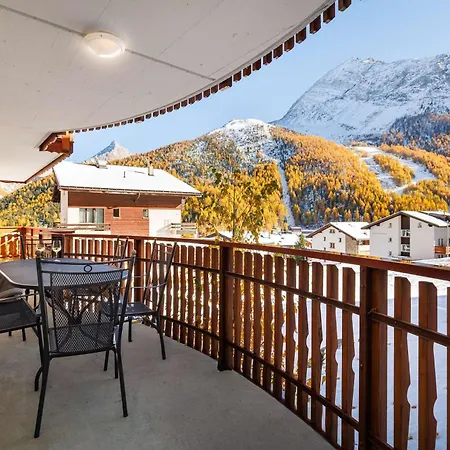 Dom wakacyjny Cornelia 1 Ski-in-out Stunning Views & Sleeps 8 Saas-Fee
