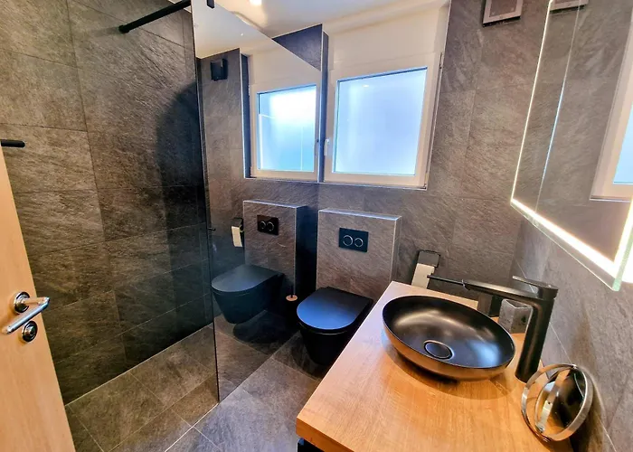 Cornelia 1 Ski-in-out Stunning Views & Sleeps 8 Saas-Fee