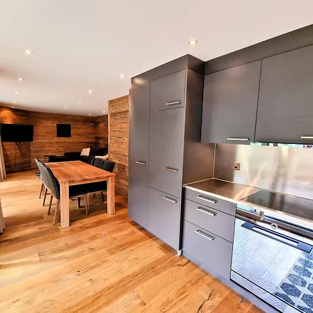 Cornelia 1 Ski-in-out Stunning Views & Sleeps 8 Ferienhaus *