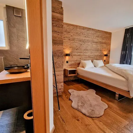 Ferienhaus Cornelia 1 Ski-in-out Stunning Views & Sleeps 8