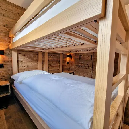 Ferienhaus Cornelia 1 Ski-in-out Stunning Views & Sleeps 8 *