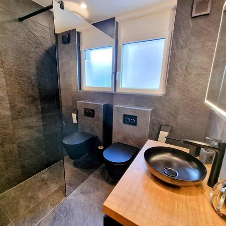 Cornelia 1 Ski-in-out Stunning Views & Sleeps 8 萨斯费